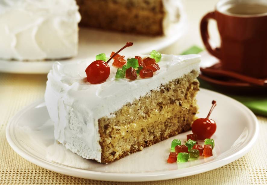 Bolo de nozes e chantili: uma sobremesa sofisticada Bolo de nozes e chantili: uma sobremesa sofisticada