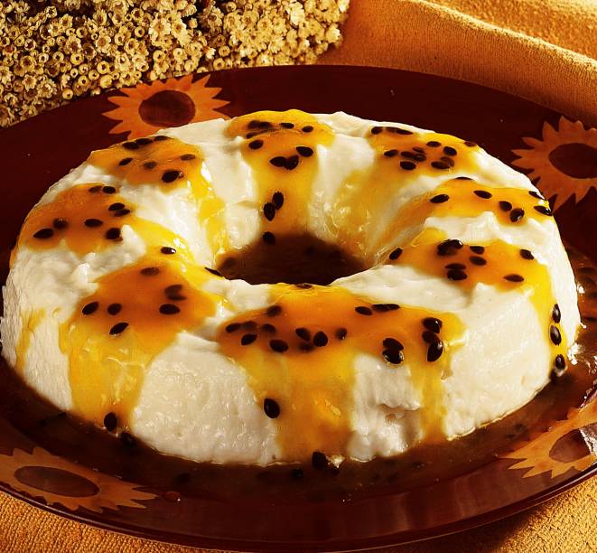 Musse de coco com calda de maracujá: desmancha na boca Musse de coco com calda de maracujá: desmancha na boca