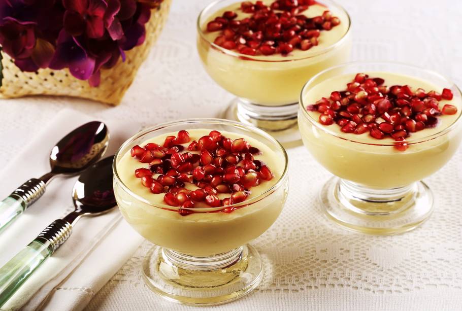 Musse com calda de romã: delicie-se com a fruta da sorte! Musse com calda de romã: delicie-se com a fruta da sorte!