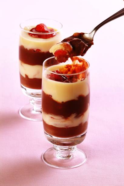 Musse bicolor com morango: ao servir, decore com geleia Musse bicolor com morango: ao servir, decore com geleia