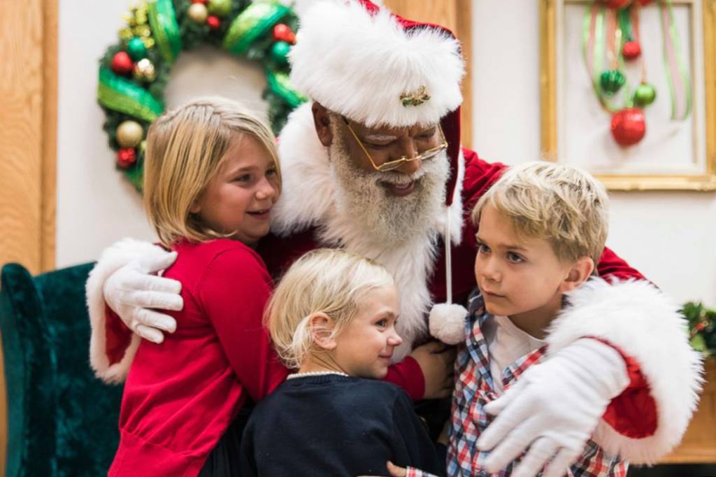 Papai Noel negro é estrela do Natal do maior shopping dos EUA