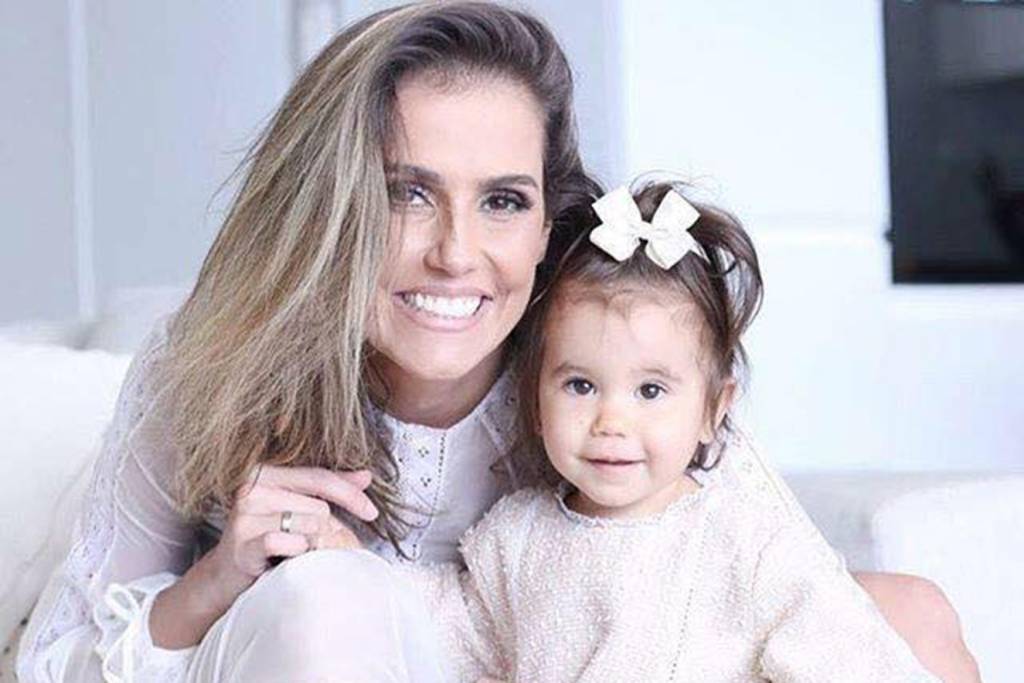Maria Flor, filha de Deborah Secco, comemora 2 anos