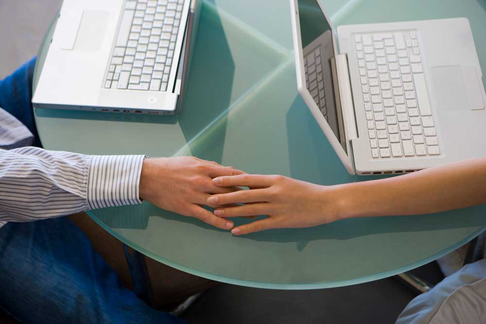 Estou namorando um colega de trabalho. Posso me prejudicar?