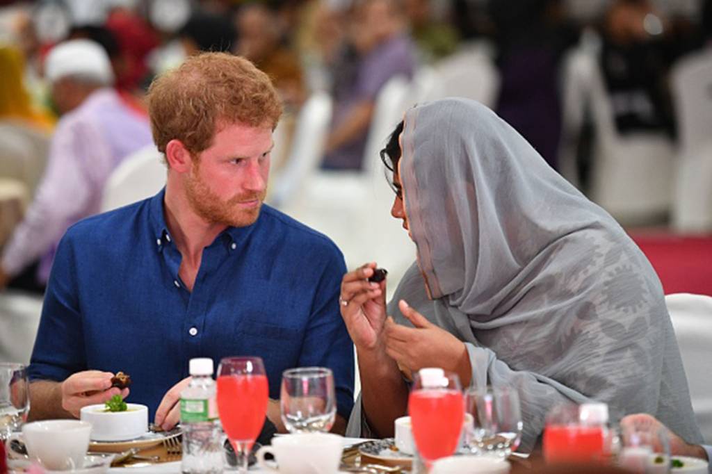 Príncipe Harry ora por vítimas de Londres em jantar do Ramadã