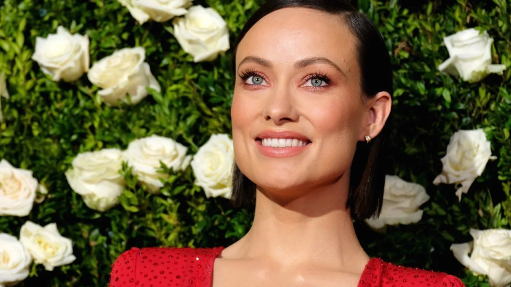 Conheça três técnicas de alongamento de cílios