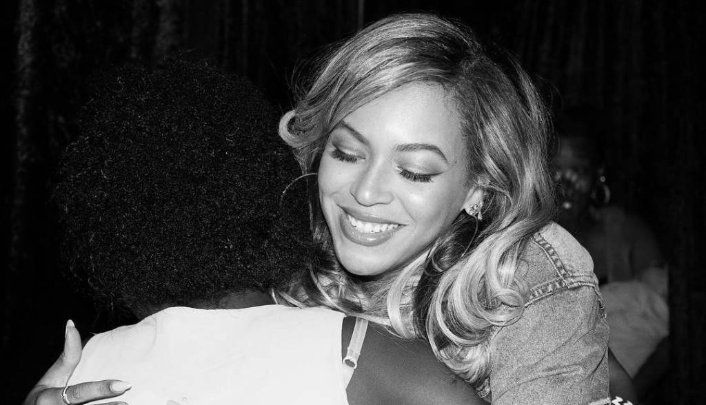 Beyoncé se emociona ao falar com vítimas do furacão Harvey