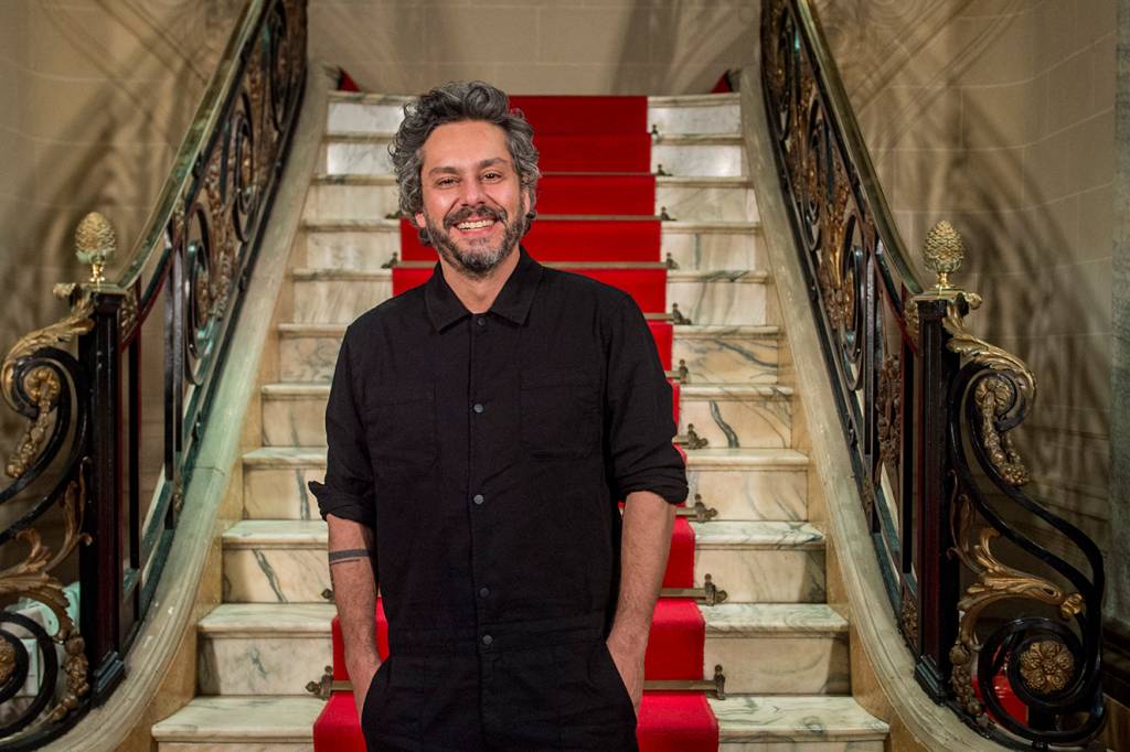 Rara aparição: Alexandre Nero passeia com mulher e filho