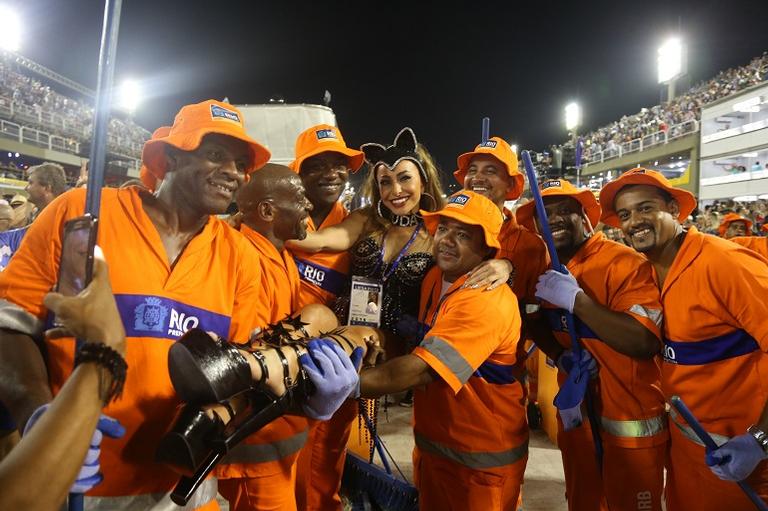 Garis carregam Sabrina Sato depois de ela pular frisa para ficar mais perto deles