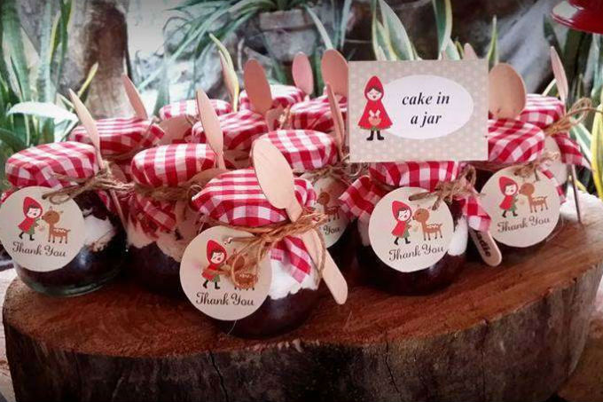 Potes de papinha em festa infantil