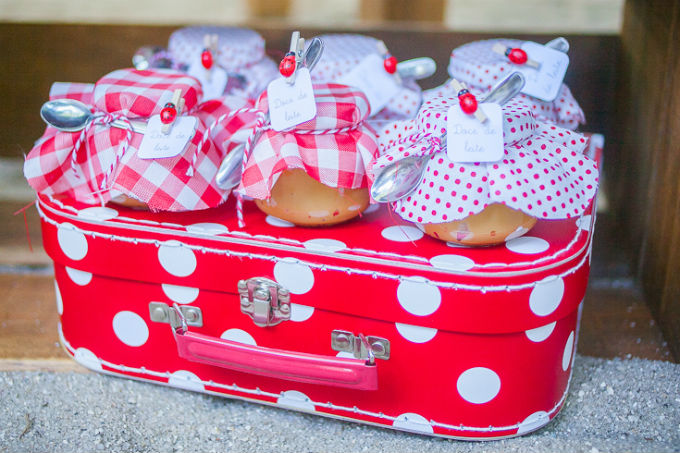 Potes de papinha em festa infantil
