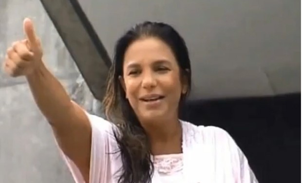 Ivete Sangalo na sacada da maternidade