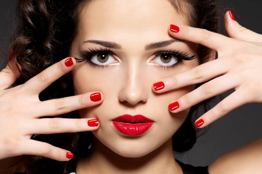 Esmaltes com cores alegres estão em alta