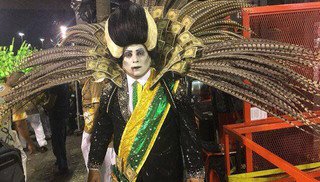 Vampiro com faixa presidencial em desfile