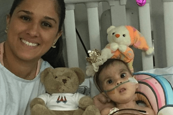 Bebê vive com ‘2 corações’ enquanto espera transplante