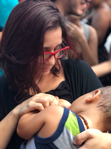 Juliana Donato, 36 anos, veio com o filho Ian. “Tentaram calar a voz da Marielle e estamos aqui para falar por ela. Para nós manifestar contra o genocídio da população negra, contra a intervenção no Rio de Janeiro. Pra que não ocorram outros casos como o de Marielle”