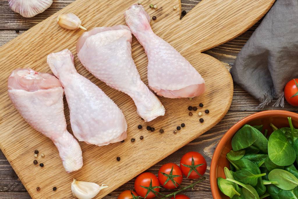 Vigilância Sanitária proíbe venda de lote de peito de frango no país