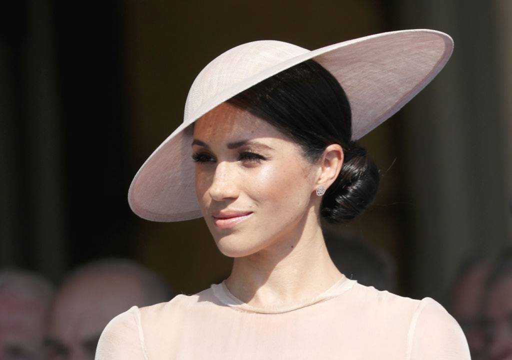 Modelo plus size chama a atenção por ser a cara de Meghan Markle