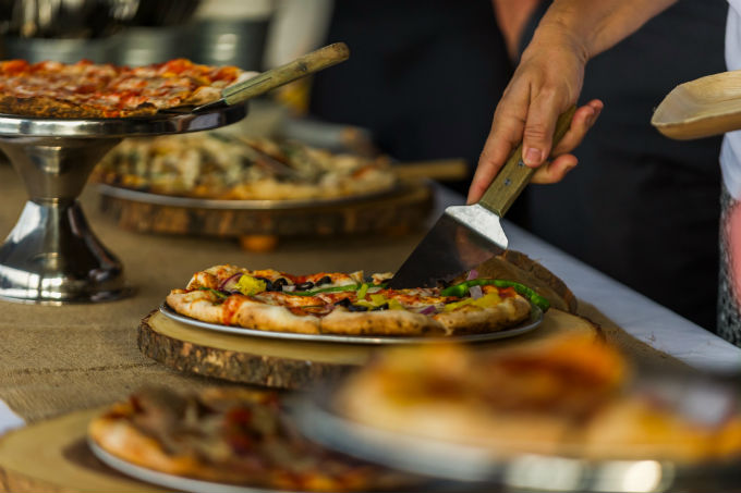 Rod&iacute;zio de pizza em casamento