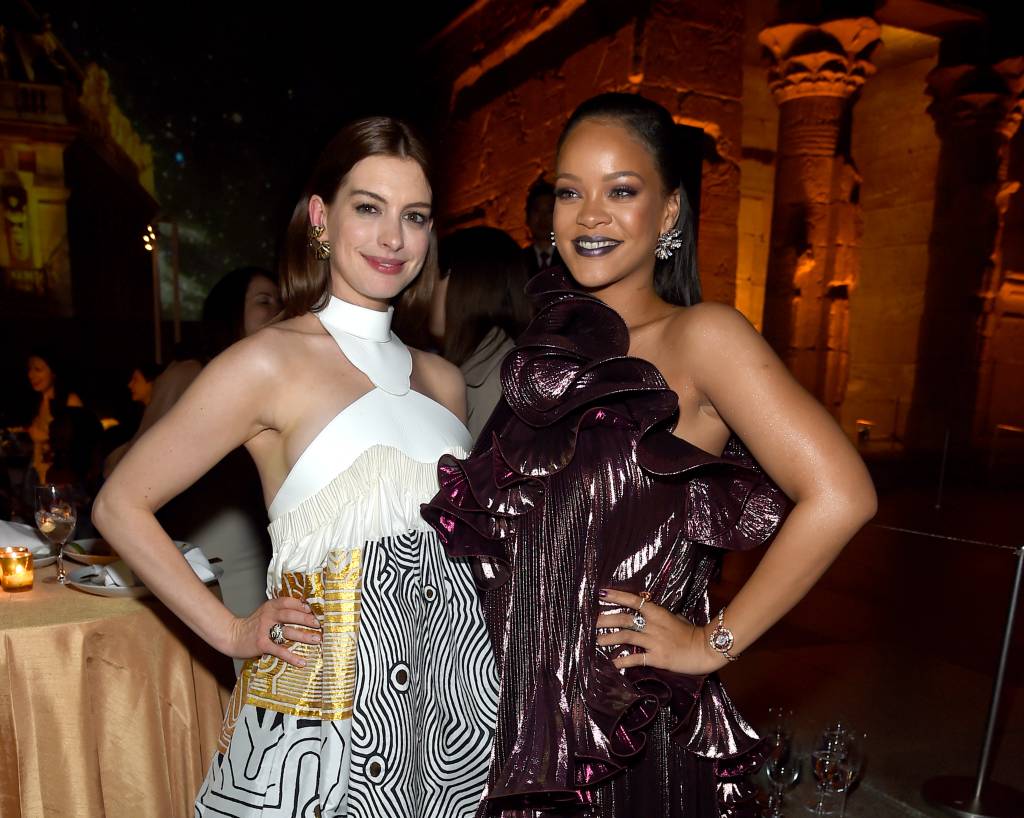 Anne Hathaway conta como Rihanna a fez a voltar amar seu corpo