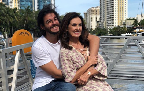 Fátima presenteia namorado com camiseta inusitada para o Carnaval