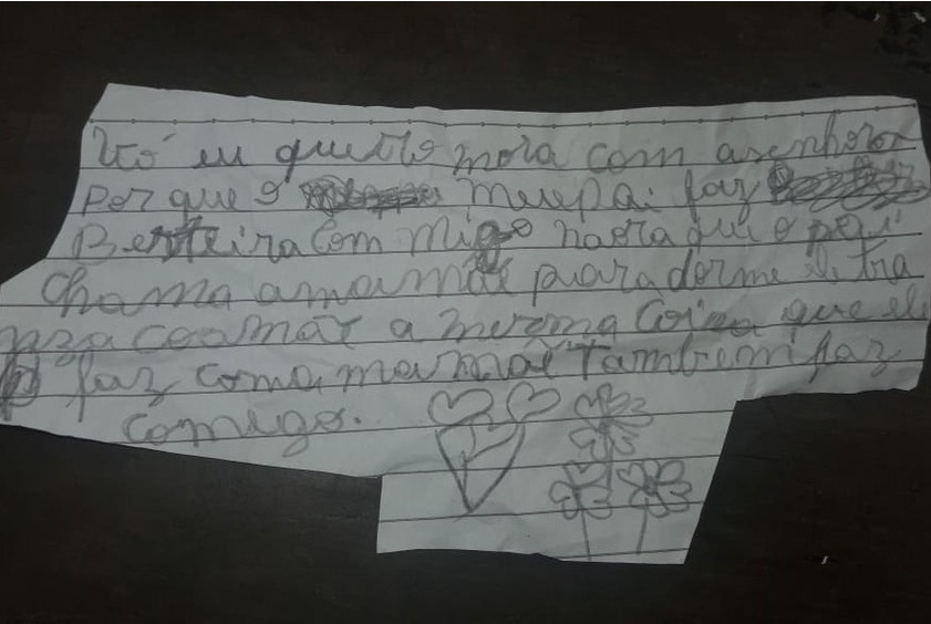 Menina escreve bilhete para a avó revelando que sofre abusos sexuais