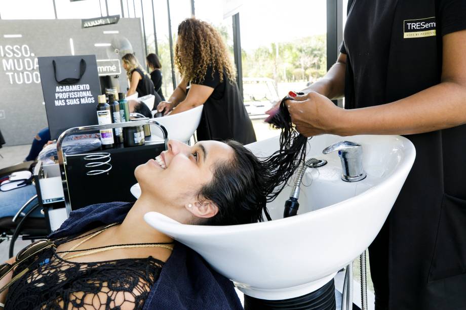 <span>No Hair Studio as mulheres passaram por uma jornada de cuidado com os cabelos acompanhada por experts, que a partir de um diagnostico capilar, indicavam a linha TRESemmé ideal e davam dicas para um acabamento profissional.</span> <span>No Hair Studio as mulheres passaram por uma jornada de cuidado com os cabelos acompanhada por experts, que a partir de um diagnostico capilar, indicavam a linha TRESemmé ideal e davam dicas para um acabamento profissional.</span>