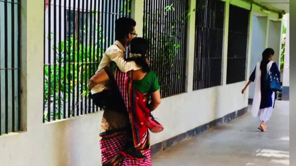 A história por trás da foto da mãe carregando o filho ao vestibular