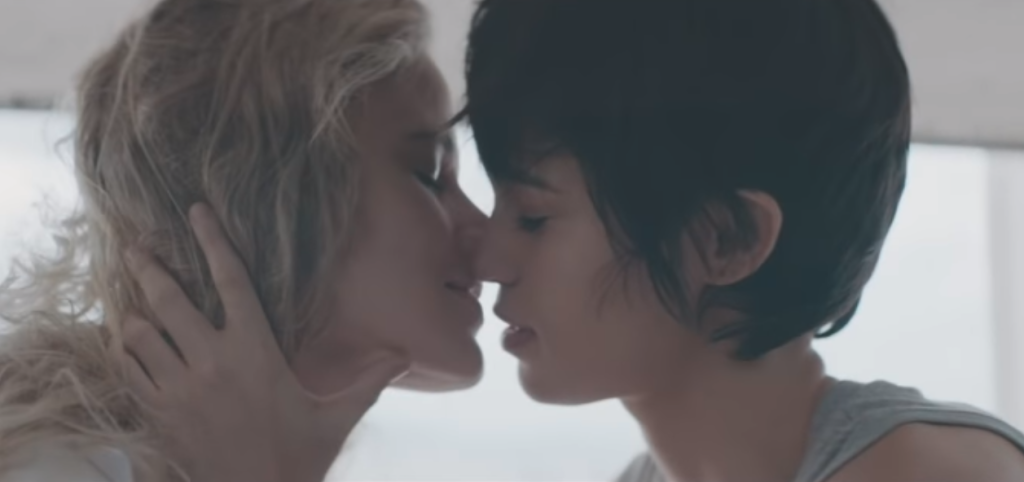 Nanda Costa se despe em cenas quentes com Ana Cañas para clipe