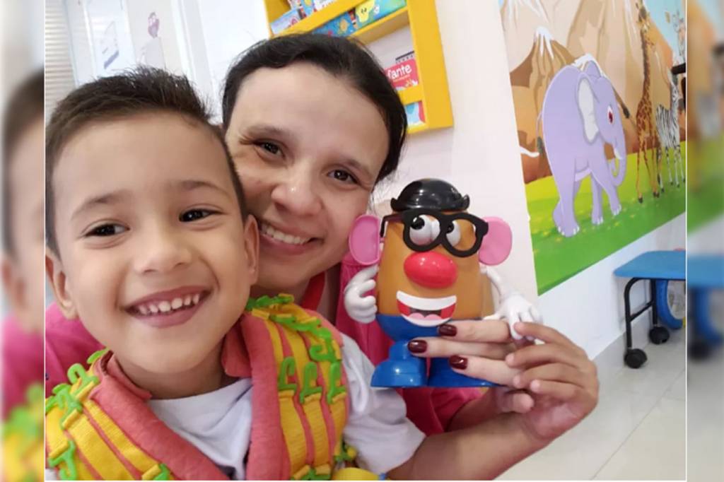 Menino com paralisia anda sozinho pela 1ª vez e emociona fisioterapeuta
