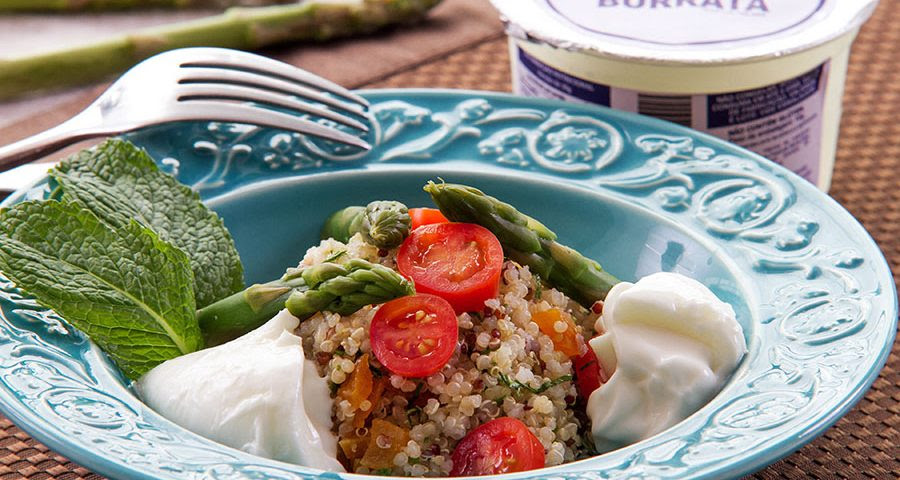 Salada de quinoa com aspargos frescos e burrata Salada de quinoa com aspargos frescos e burrata