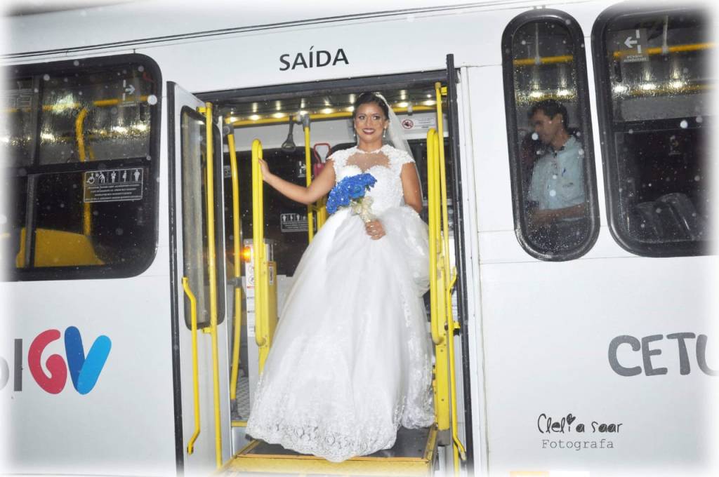Noiva surpreende e chega de ônibus para casamento