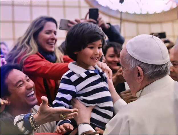 O menino que foi abençoado duas vezes pelo Papa