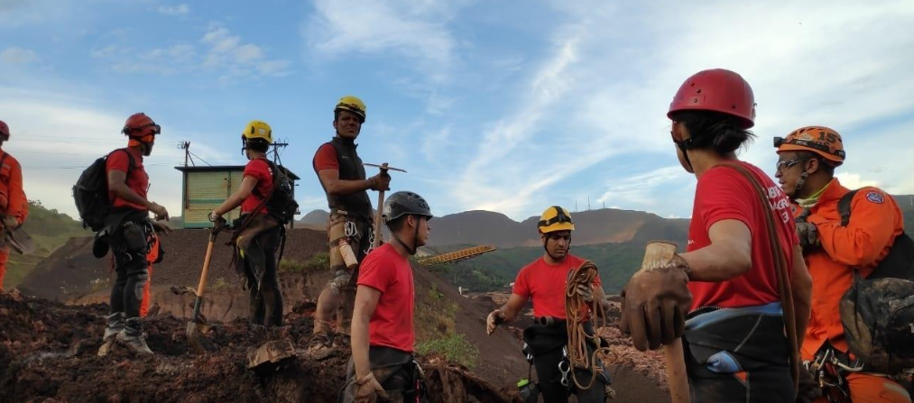 Colunista espanhol defende Nobel da Paz a bombeiros de Brumadinho
