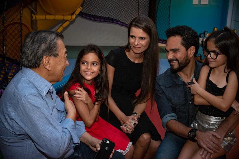 Momento fofura: Maurício de Sousa faz festa para filhas do cantor Luciano