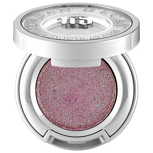 A Sombra <a href="https://www.sephora.com.br/urban-decay/maquiagem/olhos/sombra-urban-decay-moondust-eyeshadow-21680">Urban Decay</a> <strong>Moondust</strong> possui part&iacute;culas microfinas de brilho e met&aacute;licas. Sua textura parece cremosa mas ela fixa como p&oacute; para criar um look brilhante. Pre&ccedil;o: R$ 169,00.