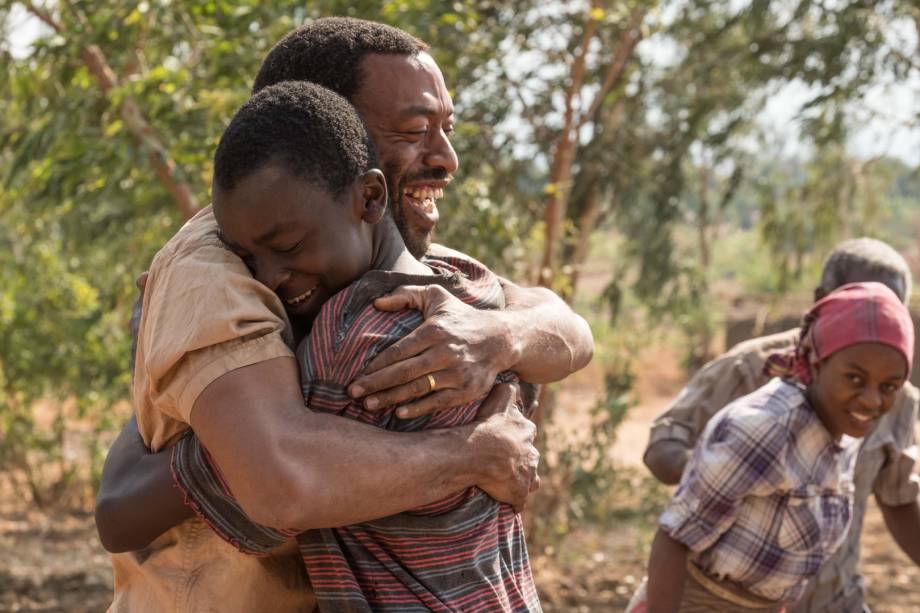 <strong>O menino que descobriu o vento (estreia em 01/03): <span style="font-weight:400;">Neste filme baseado em uma história real, o jovem William Kamkwamba constrói uma turbina eólica para salvar seu vilarejo da fome. Estrelado e dirigido por Chiwetel Ejiofor (</span><i><span style="font-weight:400;">12 Anos de Escravidão</span></i><span style="font-weight:400;">)</span></strong>