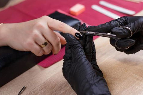 Cuticulagem russa: o novo procedimento para as unhas que é sucesso