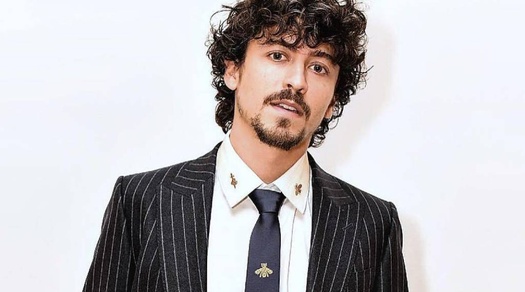 De batom e cílios postiços, Jesuíta Barbosa surpreende em look de Carnaval