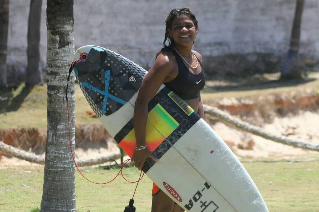 Surfista campeã de 23 anos morre ao ser atingida por raio em praia