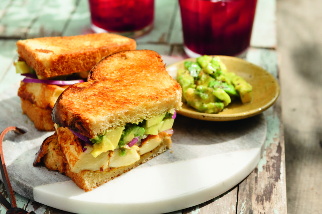 Sanduíche de queijo coalho e guacamole