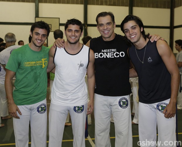 Beto Simas pode até se dedicar à capoeira nos dias atuais, mas na década de 1990 era figurinha garantida em novelas da Rede Globo. Mantendo o nome da família, hoje são seus filhos Felipe e Rodrigo Simas e o enteado Bruno Gissoni que se destacam nas telinhas.