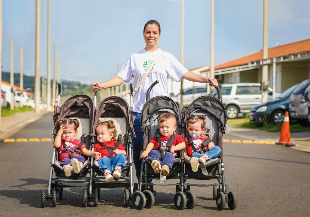 A história da mulher que teve 4 filhos de uma vez sozinha