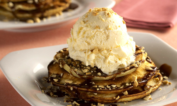 Panqueca com sorvete e farofa