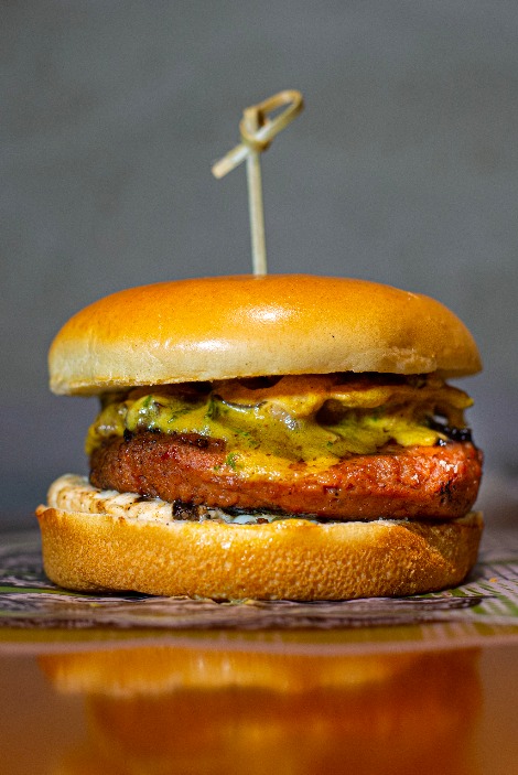 Hambúrguer de planta com gosto idêntico ao de carne chega ao Brasil