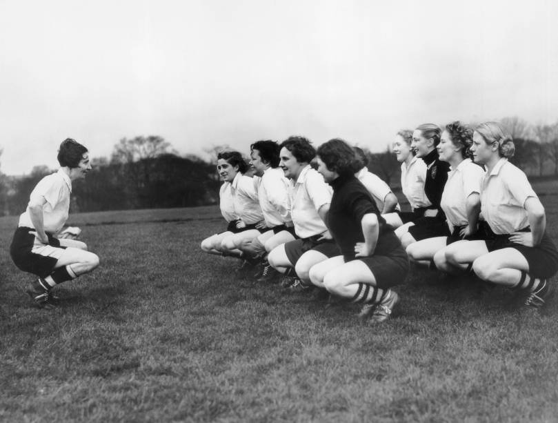 O time foi criado em 1917, durante a Primeira Guerra Mundial, na Inglaterra. Naquela época, as mulheres passaram a trabalhar em fábricas, sob péssimas condições. Com o incentivo ao esporte, as operárias poderiam praticar exercícios e ainda arrecadavam dinheiro em jogos de caridade para o exército do país. Nesta foto, Lily Parr, a capitã, lidera o time durante treino.