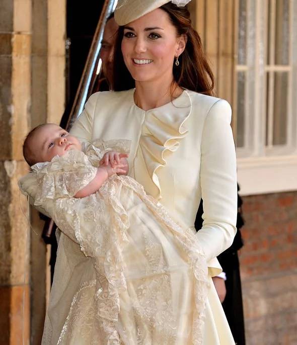Kate Middleton e príncipe George, no dia de seu batizado Kate Middleton e príncipe George, no dia de seu batizado