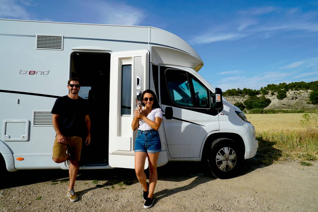 Em 2014, os brasileiros Romulo e Mirella caíram na estrada. Vivem em um motorhome que, recentemente, ganhou outra moradora, a chihuahua Guapa