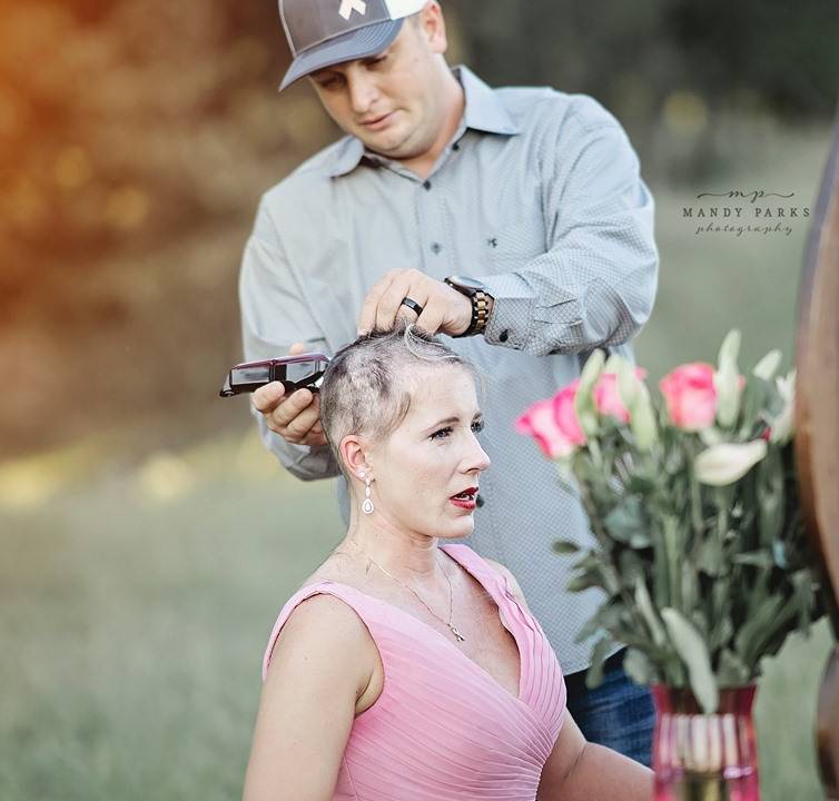 Kelsey raspando a cabeça de sua esposa Charlie, que luta contra o câncer de mama