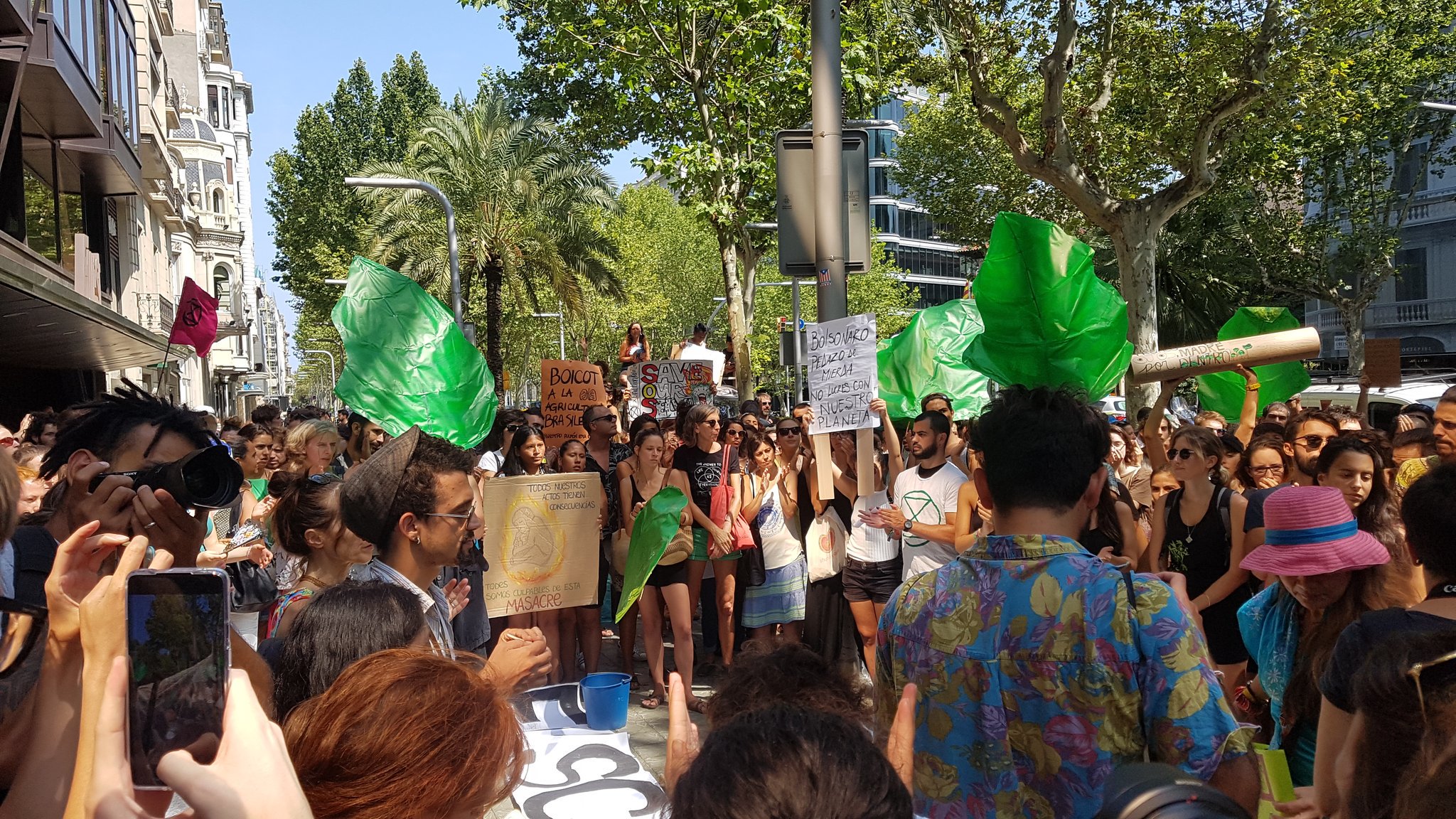 Manifestantes protestam contra a devasta&ccedil;&atilde;o da Amaz&ocirc;nia em frente a embaixada brasileira em Barcelona, na Espanha