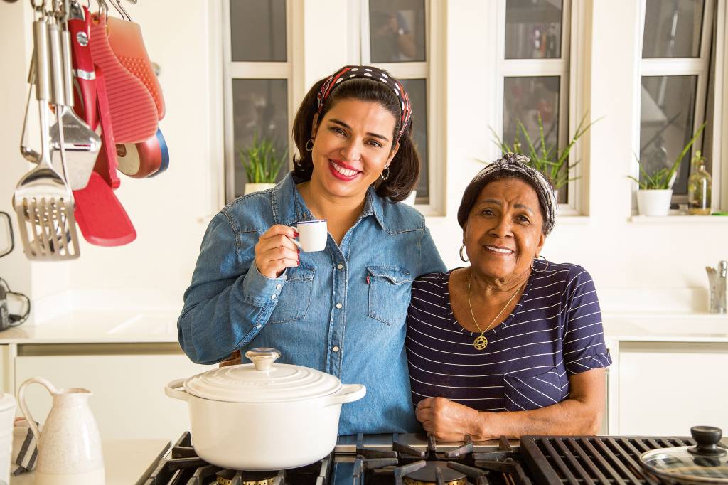 Chef Ana Luiza Trajano ao lado de Lucia Helena, cozinheira da família Chef Ana Luiza Trajano ao lado de Lucia Helena, cozinheira da família